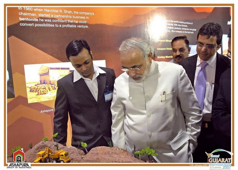 Presenting to Shri Narendra Modi, Vibrant Gujarat Summit, 2007